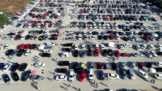 - Sahibinden.com verilerine gre Aralk aynda satlk otomobil fiyatlarn yzde 1?lik bir d gzlemlendi. Geride braktmz yln son aynda ilan verilen marka ve model sralamasnda lider yine deimedi. En ok verilen otomobil ilanlarnda Volkswagen Passat zirvede yer alrken onu Renault Clio ve Opel Astra takip etti.