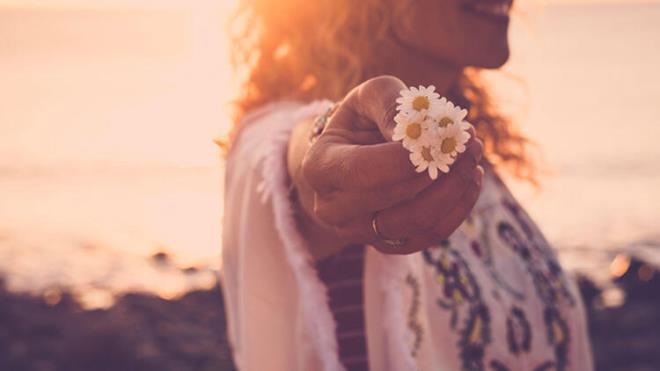 2. Kendiniz ve eylemleriniz iin sorumluluk almak<p>    nsanlar her gn seimler yapar ve bu seimlerin sonular olur. Olgun olan biri, eylemlerinden sorumlu olacaktr. Kendinize, mutluluunuza ve seimleriniz nedeniyle nnze kan eyleri kabullendiinizde olgunlarsnz.