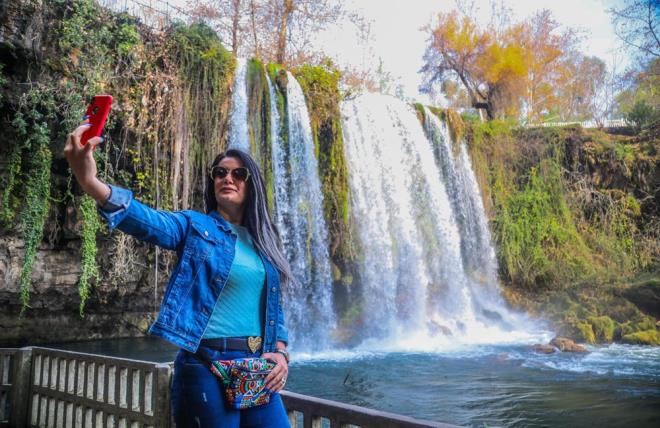 Doa tutkunu olduunu ve doann korunmasn istediini anlatan Derya zkaya, "Corona virs kstlamalar doann kendine gelmesini biraz da olsa salam. elaleyi saatlerce izledim. Ruhum dinlendi" diye konutu.