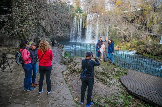 Yaz aylarna gre su debisinde gzle grlr artn yaand elalenin evresindeki aalar ve doa, pastel renkleriyle gzlere hitap edip ruhu dinlendiriyor.