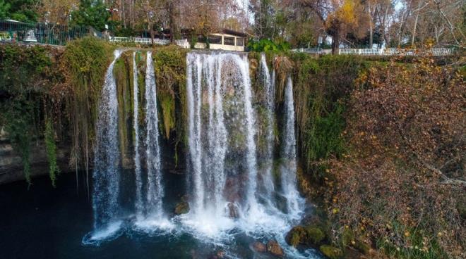 Corona virs kstlamalar nedeniyle kalabalktan uzak kalp doa ile i ie zaman geirmek isteyen Antalyallarn yan sra, tatil iin yurt dndan gelen turistlerin de akn ettii elalenin grsel gzellii suyun gr akmasyla bir kat daha artt.