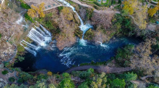 Bykehir Belediyesi tarafndan iletilen elalenin letme Sorumlusu Mdr Rfat nal, ylda 1 milyon ziyaretinin elaleyi gezip grme imkan yakaladn syledi.    nal, "Ziyaretilerimizin byk ounluu yabanc turistler. Yaz aylarnda suyun debisinde tarmsal sulamaya bal olarak bir d gzleniyor. Tamamen kesilmesi sz konusu deil. K aylarnda ise yamurlar, su aknn daha gr ve dikkat ekici olmasn salyor. te bu aylarda tam anlamyla elale grnm kazanyor. Antalya iinde doa harikas bir yer" dedi.