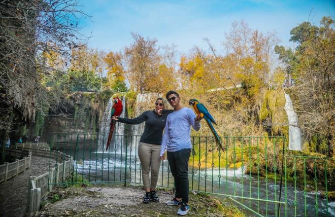 STANBUL'DAN GELP ELALEY GEZDLER   gnlk tatil iin ailesiyle birlikte stanbul'dan Antalya'ya gelen Hseyin Cem zkaya, "elalenin ismini ok duymutum. Ailemle birlikte gezme frsat yakaladm. ok gzel tertemiz havas olan bir yer" dedi.