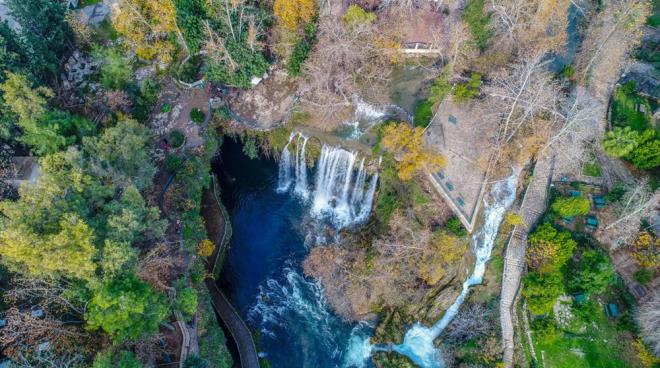 Yaz-k binlerce turistin ziyaret ettii Dden elalesi'nde su ak hzland. Son yamurlarla birlikte elalenin suyunda ciddi oranda art oldu. elaleyi gezmeye gelen turistler, bol bol fotoraf ektirdi.