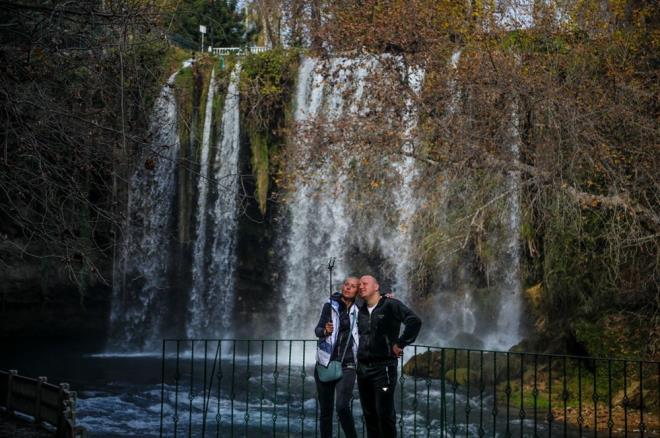 RAN'DAN GELEN MSAFRLERN GEZDRD  7 yldr Trkiye'de yaayan ranl Peli Kadari, ran'dan gelen misafirlerine elaleyi gezdirdi. Ylda birka kez elaleye geldiini anlatan Kadari, "Buray ok beeniyorum. Gerekten doa olarak ok gzel bir yer. ran'dan gelen misafirlerim de buray grdklerinde aknlklarn ve mutluluklarn ifade etti" dedi.