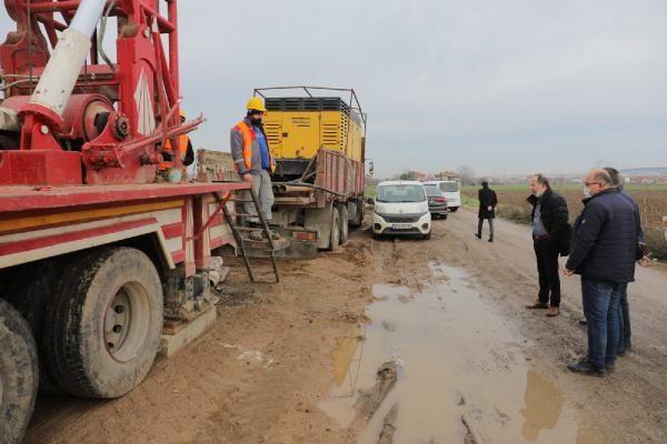 Son 91 yln en kurak senesini geiren Edirne'de, kente ime suyunu salayan Kayalky Baraj'nda doluluk orannn yzde 2'ye dmesiyle ime suyu, Slolu Baraj'ndan alnmaya baland. Ancak buradaki barajn da kuraklkla doluluk oran yzde 23'e dnce kente ime suyunu salayan Edirne Belediyesi, yer alt sularna yneldi. Belediye ekipleri, 12 kuyudan kentin yzde 30 ime suyunu ebekeye basmaya balad. Kuraklkla birlikte alternatif olarak alan kuyularda suyun 15 metreden 95 metreye dmesiyle Edirne Belediyesi ekipleri, Paaayr mevkisinde 3 kuyu daha ama karar ald. Alan kuyularla birlikte kentin yzde 50 ime suyunun salanmas hedefleniyor.
