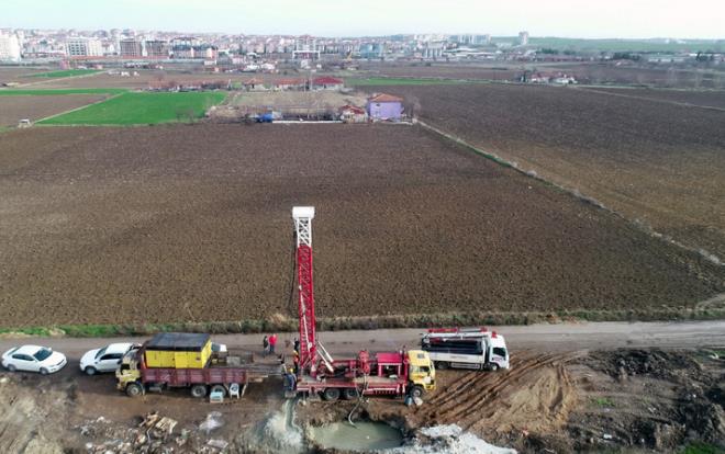 Son 91 yln en kurak senesini geiren Edirne'de, kente ime suyunu salayan Kayalky Baraj'nda doluluk orannn yzde 2'ye dmesiyle ime suyu, Slolu Baraj'ndan alnmaya baland. Ancak buradaki barajn da kuraklkla doluluk oran yzde 23'e dnce kente ime suyunu salayan Edirne Belediyesi, yer alt sularna yneldi. Belediye ekipleri, 12 kuyudan kentin yzde 30 ime suyunu ebekeye basmaya balad. Kuraklkla birlikte alternatif olarak alan kuyularda suyun 15 metreden 95 metreye dmesiyle Edirne Belediyesi ekipleri, Paaayr mevkisinde 3 kuyu daha ama karar ald. Alan kuyularla birlikte kentin yzde 50 ime suyunun salanmas hedefleniyor.