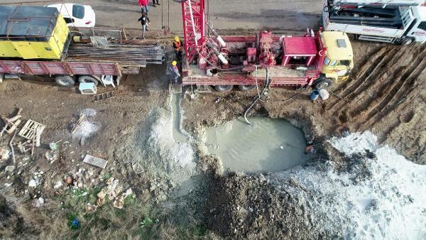 Edirne Belediye Bakan Grkan, kentin ime suyunu salayan Slolu Baraj'nda 5-6 aylk su kaldn, alacak kuyularla ime suyunun yz 50'sini yer alt sularyla karlamay hedeflediklerini syledi. Grkan, "Su yaamsal bir ey ve bunu baka bir eyle ikame etme ansmz yok. Edirne?nin 2 barajdan ve ime suyu kuyularndan suyunu temin ediyorduk. u anda yaklak 5-6 aylk suyumuz var, Slolu ve Kayal barajlarnda. Burada da 12 kuyu amtk. Buna ek olarak 3 kuyu daha ayoruz. Toplamda 15?e kacak. me suyu kuyularmzdan suyumuzun yaklak yzde 30?unu karlayabiliyorduk. yle bir imkanmz vard. Hem mevcut kuyularda bakm ve kapasite ykseltme hem de yeni alan 3 kuyuyla ihtiya olduunda suyumuzun yzde 50?sini karlayabileceiz. Ama asl olan tabi ki dier taraftan da sulama ve ime suyu olmak zere mterek amal, barajlardan suyu tasarruflu kullanmak. Buradan vatandalarmza da ar yapyorum; ltfen suyumuzu tasarruflu kullanalm. Sadece bugn iin deil son 91 yln en kurak mevsimini yaadmz iin deil. Su yaam kayna, su hayat. O nedenle evlerde, banyolarda, tuvaletlerde, mutfaklarda, i yerlerinde, araba ykarken her eyde suyu mutlak surette tasarruflu kullanp, bizden sonraki gelecek nesilleri de dnerek hareket etmemiz gerekiyor" diye konutu.