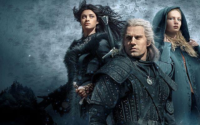Andrzej Sapkowski?nin fantastik roman serisinden uyarlanan 'The Witcher', Netflix?in bugne kadar ektii en byk bteli orijinal diziler arasnda yer alyor. Henry Cavill'in barolde yer ald dizi, doast glere sahip bir yaratk avcs olan Rivial Geralt?n maceralar zerinden kader ve aile hakknda bir yk anlatyor.