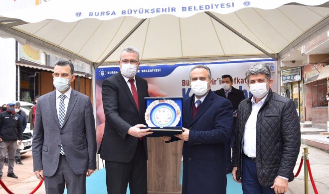 Hayrl bir al<br>  Bursa Milletvekili Mustafa Esgin de ok anlaml ve hayrl bir al gerekletirmenin mutluluunu yaadklarn syledi. Yaptklar ok byk hizmetler olduunu ifade eden Esgin, ?Evet yollar yapyoruz, kprler yapyoruz, hzl trenler yapyoruz ama gerekten bugn burada bir barnma evini ve aevini hizmete ayoruz. Bunlarn hepsi gerekten ok sevindirici hizmetler. Bugn itibariyle 500 vatandamza scak a veren ve 1000-1500 kapasiteye sahip bu yatrmn son derece anlaml olduunu biliyorum. Emei geen herkese, Karacabey Belediye?mize, bu inaat yapan Bykehir Belediye?mize ok teekkr ediyorum? dedi.