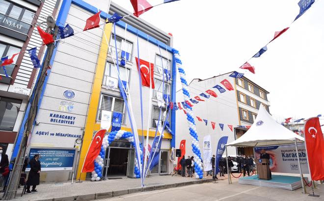 Yaatmak nemli<br>  Karacabey?in nfusu 100 binlere dayanan, otoyol, hzl tren, Teknosab gibi projelerle geliime ok ak bir ile olduunu ifade eden Bakan Akta, ?Karacabey?imizin byle gzel bir mekana ihtiyac vard. Sosyal Hizmetler Mdrl?nn buraya tanmas ve bu tip planlamalarn tamamnn bu merkezden yaplyor olmas da ok deerli ve anlaml. Tabii bir ey yapmak aslnda belediyecilikte sorun deil. nemli olan onu yaatmak ve ilerletmek. Aslnda buray yaatmak, yapmaktan ok daha nemli. adamlarmzn, hayrseverlerin sahip ktn biliyorum ama ben de burada bir kez daha hatrlatmak istiyorum. zellikle bu mekana sahip klsn. nallah o sosyal dayanmay hem inancmzn hem kltrmzn gerei olan o birlik ve beraberlii burada ortaya koymak adna ok gzel bir dayanmay ortaya koyabiliriz? diye konutu.