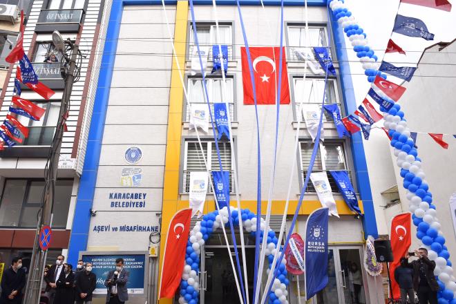 En byk proje<br>  Karacabey Belediye Bakan Ali zkan da ileye bylesi nemli bir projeyi kazandran Bykehir Belediye Bakan Alinur Akta?a teekkr etti. Karacabey'de 8000 dnmlk alanda 150.000 kiiye istihdam salayacak Teknosab projesinin devam ettiini hatrlatan zkan, ?ehrimiz altyapdaki btn eksikleri tamamlanyor. u anda 300 dnmlk retmenler Park projemiz devam ediyor. Her gn 3 krsal mahallemizde parke ta almalarmz var. Cumhuriyet alanndaki peyzaj almalarmz sryor. Genlik merkezimizin almalarna baland. Evet bir sr projemiz var ancak bence en byk proje bu. Bu proje en byk proje nk hem dinimiz hem milli deerlerimiz hem bizim geleneklerimiz greneklerimiz bu projeyi bykletiriyor. Gemite daha az nfusa sahiptik, beeri mnasebetlerimiz daha youndu. Eskilerinde mahalledeki fakir fukaraya ve ihtiya sahiplerine o muhitte yaayan insanlar destek oluyorlard. Fakat sosyal hayatn farkllamas, ehirlemenin younlamas sebebiyle bu ilikiler bir miktar zayflad. Onun iin de ite belediyelerimiz kaymakamlmz ve dier kamu kurumlarmz bu konuda gayret gsteriyor? diye konutu.  Konumalarn ardndan kurdele keserek Barnma ve aevini hizmete aan protokol yeleri daha sonra tesisi gezdi.