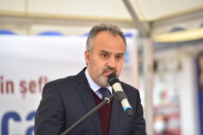 Sosyal belediyeciliin snr yok  <br>  Bursa Bykehir Belediye Bakan Alinur Akta, trende yapt konumada belediyeler olarak, kltrden sanata, spordan alt ve st yapya kadar farkl farkl almalar hayata geirdiini ancak en fazla nem verdikleri konunun sosyal projeler olduunu syledi. Son yllarda ok gelien sosyal belediyeciliin bir snr olmadn hatrlatan Bakan Akta, ?zellikle pandemi srecinde sosyal belediyeciliin ne kadar nemli ve deerli olduunu grdk. Kaymakamlklarmz bata olmak zere valiliklerimiz, belediyelerimiz, hayrseverlerimiz, hasl millet olarak kenetlendik ve krler olsun ok gzel hizmetlere ok farkl ve eitli hizmetlere hep beraber imza attk. Bykehir Belediyesi olarak da biliyorsunuz evde bakm hizmetleri veriyoruz. Ben her hafta bu hizmetten yararlanan birka ailemizi bu manada ziyaret ediyorum. nann onlarn dualarn almak, onlarn gzel temennilerine mazhar olmak ok byk bir keyif. Nihayetinde biz bu milletin emanetini bu milletin menfaatleri dorultusunda gerekletirmeye alyoruz. Bugn de Karacabey?deki barnma evimiz hem de a evimizi ayoruz? dedi.