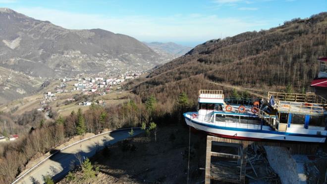 Trabzonlu bir giriimci, satn ald tekneyi restoran yapmak zere 661 rakml tepedeki arazisinin zerine yerletirdi.