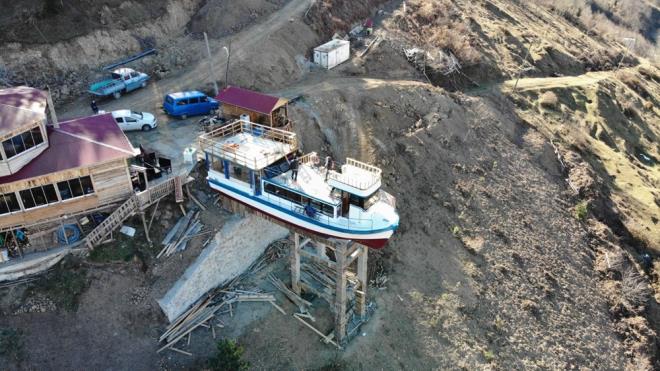 ?Saback rzgar? ad verilen tekne ileye hakim bir noktaya konumlandrlrken, yerli ve yabanc turistlerin urak yerlerinden biri olan Hakal Baba Yaylas?na giden yol gzergahndaki tekne grenlerin ilgisini ekiyor.