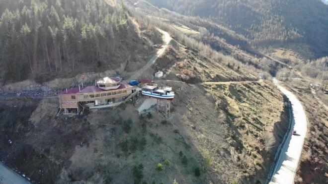 Yerden ykseklii ile dikkat eken tekne iin "Karadeniz insan nce hayal eder sonra da azmeder" yorumunu yapan Turan Zafer, ?Zahmetsiz hibir ey gzel olmaz. Hayal ettik Rabbim ksmet etti, gerekletirdik. ?Buraya kmaz? diyen de oldu, ?gzel olur? diyen de oldu. Tirebolu?dan aldm. Yaklak 1 yldr byle bir tekne aryordum. Tirebolu?dan Akaabat Liman?na denizden getirdik daha sonra da ykleyip buraya getirdik. Bu tekne eskiden Boaz?da alyordu. Yaklak 30 yllk bir tekne. Yukar karken biraz zahmetli geldi, sonuta sahil deil. Karadeniz insan nce hayal eder, sonra da azmeder. ?Uratk nasl gtrrz? diye btn st geitleri ltk. ok kr kazasz belasz buraya yerletirdik. Teknemiz kafe olacak? dedi.