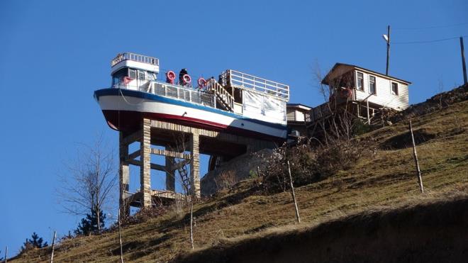 Dzky ilesinde bir restoran ileten Turan Zafer, ileye bir hareketlilik gelmesi iin tekneden kafe yapmaya karar verdi. Tekne iin araya geen Turan Zafer, bir zamanlar stanbul Boaz?nda gezi teknesi olarak kullanlan ve bir sre nce Giresun?un Tirebolu ilesine satlan tekneyi almaya karar verdi.