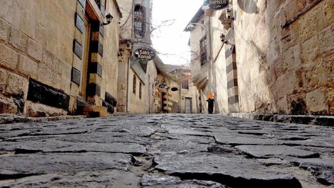 Yeni evlenen iftlerin dn fotoraflarnn ekildii, izlenme rekorlar kran dizilerin hayat bulduu Bey Mahallesi, kente gelenleri dar sokaklaryla farkl bir yolculua karyor.    Sivil mimariye ait birok rneklerle dolu olan mahalle, 2007 ylnda Bykehir Belediyesi Koruma Uygulama Denetim Brosu (KUDEB) nclnde balatlan sokak salklatrma projesi ile restore edilerek hayat buldu.