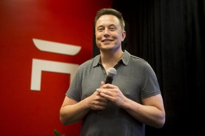 Musk ABD'de yapay zekay belirli snrlar ierisinde tutacak kanunlar karlmas gerektiinin altn izmi, bunun yaplmamasnn insan medeniyetinin gelecei iin nemli bir risk tadn sylemiti. Facebook'un kurucusu ise Elon Musk'n rportajn izlediini ve gelien teknolojisiyle ilgili korku tacirliinden yorulduunu sylemiti.