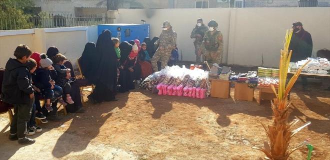 Yetim ocuklara da oyuncaklar hediye edildi. nsani yardm datm programna, blgede grev yapan Tmgeneral Ylmaz Yldrm ve Kdemli Baavu Serdar nal da katld.