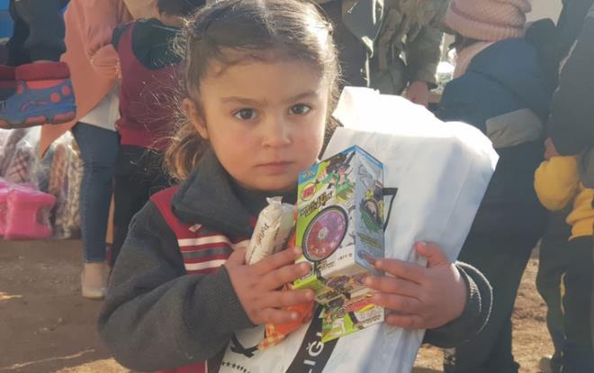 Trkiye, terr rgt YPG/PKK'dan temizlenen Rasulayn ilesinde dul kadnlara ve yetim ocuklara sahip kmaya devam ediyor. Trk komutanlar ve Sosyal Hizmetler Mdrl, Trkmen ve Arap kkenli 40 kiiden oluan 12 ihtiya sahibi aileye, bot, mont ve erzak datt.