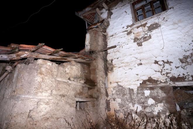 Bakan Kalkan, AA muhabirine yapt aklamada, ilenin 57 mahallesinin bulunduunu ve tm muhtarlarla irtibat kurulduunu belirterek, "Baz binalarda atlaklar var. Devletimiz tm imkanlarla sahada. Kolluk kuvvetleri araclyla bilgi almaya devam ediyoruz. ok kr herhangi bir can ve mal kayb bilgisi gelmedi. almaya devam edeceiz." ifadelerini kulland.