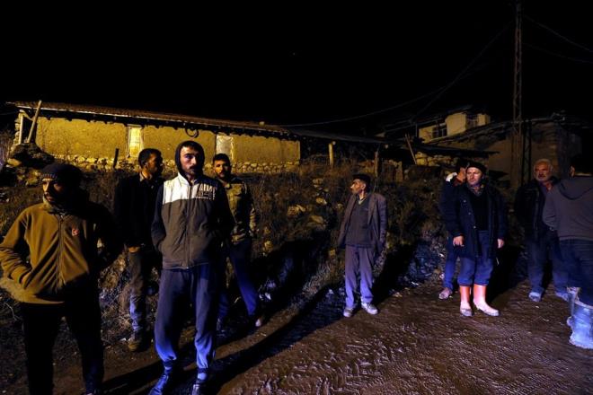 te yandan deprem Ankara'nn merkez ilelerinde de hissedilirken, baz vatandalar korkudan sokaa kt.