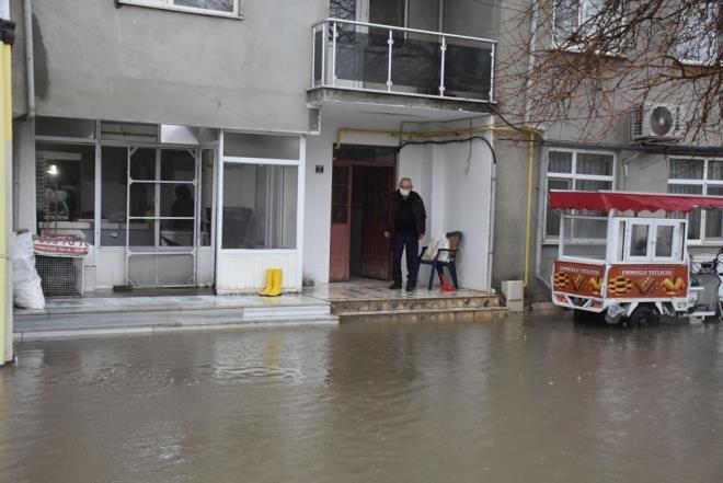 stasyon Caddesi zerinde su baskn yaanan evlerde, vatandalar mahsur kald. Sabah saatlerinde ie gitmek iin yola kanlar ise cadde ve sokaklardaki suyun ekilmesini bekledi. Suyla dolan ana arterlerde trafik tek eritten saland.