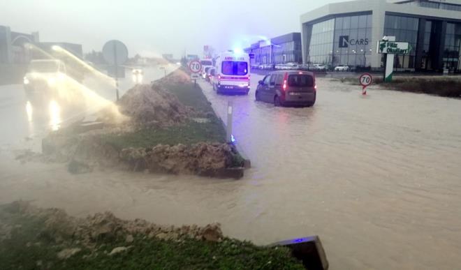 Karayolunda uzun ara kuyruklar oluurken, srcler farkl gzergahlara ynlendirildi.