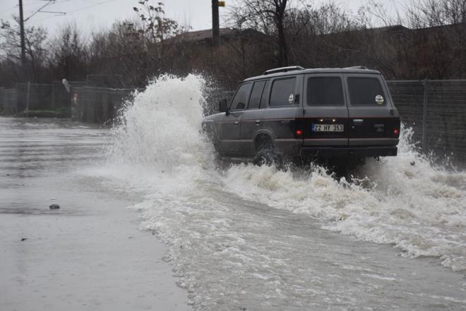 Kentte baz tarm arazileri, sular altnda kald. Meri ve Tunca nehirlerinin debileri artt.