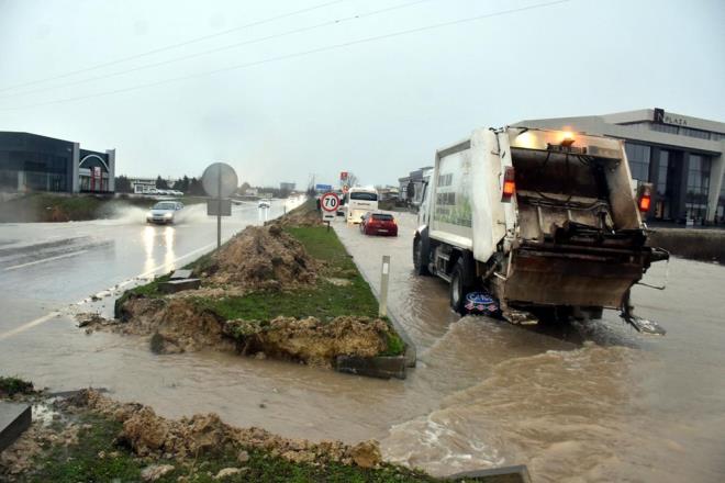D-100 SUYLA KAPLANDI, SUYUN AKII N REFJ KIRILDI  D-100 Karayolu'nun Edirne girii suyla dolunca, trafik ekipleri, ulam tek eride indirdi. Suyun akn salamak iin de refjn bir ksm krlarak, kaldrld.