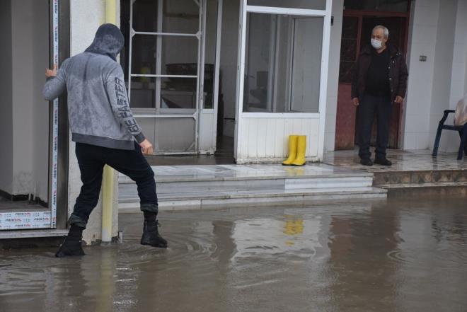 Yetkililer, vatandalar sel ve su basknlarna kar dikkatli olmalar konusunda uyard.