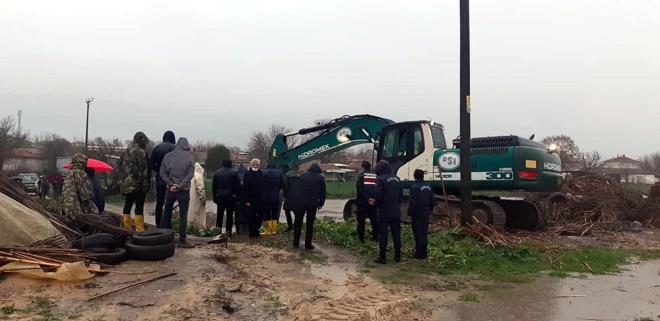 Edirne-Havsa ilesi arasnda bulunan Oulpaa Deresi'nin tama ihtimali zerine de AFAD, Devlet Su leri (DS) ve l zel dare ekipleri, i makineleri ile suyun akn salamak iin alma balatt.