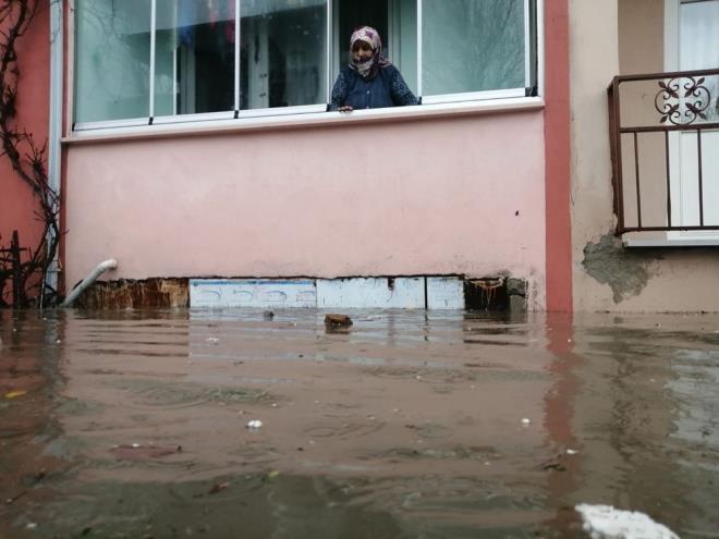 Son 24 saatte metrekareye 47 kilogram yan dt kentte, cadde ve sokaklar suyla doldu. Baz ev ve i yerlerini su bast.