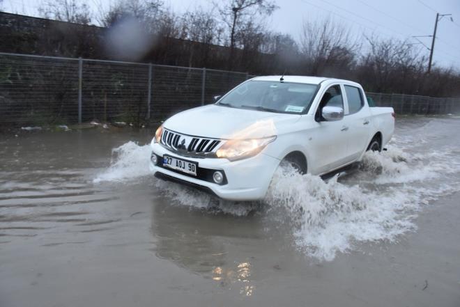 Edirne Belediyesi ekipleri, cadde ve sokaklardan suyu tahliye etmeye alrken, otogar girii de suyla dolunca aralar, alternatif yollara ynlendirildi.
