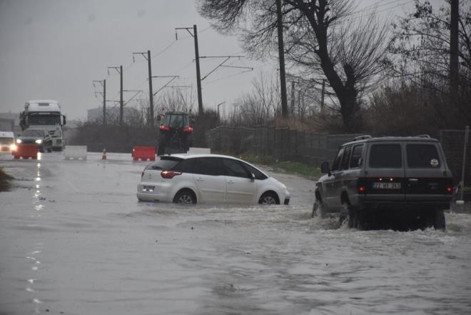 Meteoroloji Genel Mdrl'nden yaplan iddetli ya uyarsnn ardndan Edirne'de gece yars balayan saanak, hayat olumsuz etkiledi.
