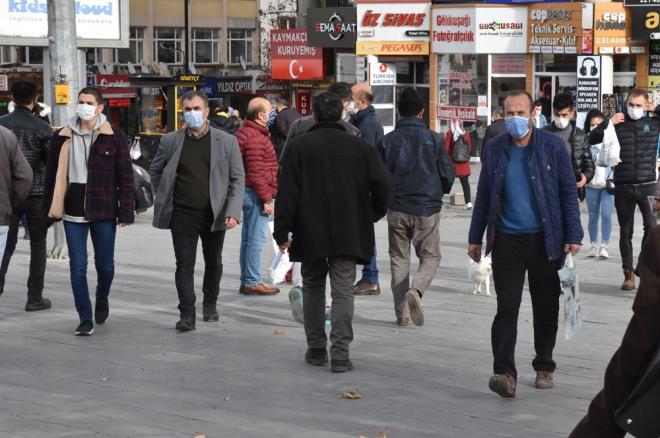 ''KORKUTUYOR''  Betl Ylmaz (21) da "aknm, geen sene bu zamanlar hatrlyorum. Sivas iin ok allm bir durum deil. Corona da olduu iin bu zamanlarda bu scaklklarn olmas iyi olmad. Korkutuyor bu durum" dedi.