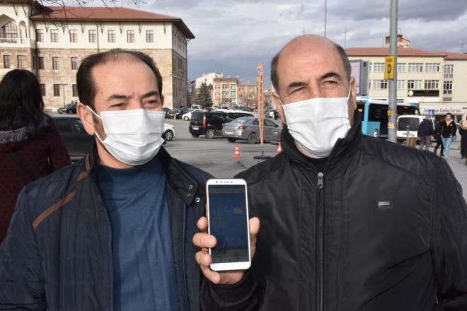 ''BAHARI BR DE BZ YAAYALIM''  Tevfik Yavuz (55) ise "50 senedir aklm yettiinden beri ilk defa havann bu aylarda bu kadar scak olduuna ahit oluyorum. Bir bahar havas yayoruz. Su sknts olarak ok kt bir ey. Allah inallah yamur, kar verir; bereket olur. Ama yle dnmezsek ok gzel. Hep Antalya, Mersin, zmir mi k bahar tadnda geirecek? Bir de biz yaayalm" diye konutu.