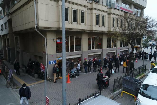 Uygulamann faaliyete girmesine 3 gn kala stanbul?un eitli noktalarnda bulunan BB iletiim merkezleri nnde metrelerce kuyruk olutu.