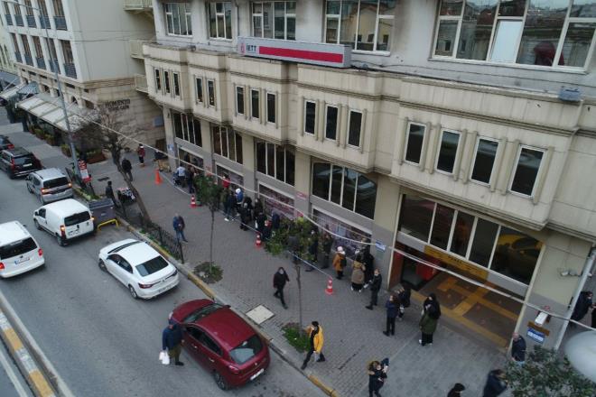 Srada bekleyen vatandalarn koronavirs nlemleri kapsamnda getirilen sosyal mesafe kuralna da uymad grld.