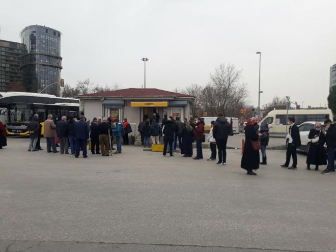 Bir baka vatanda Zeynep Felek ise "ki gndr gelip gidiyoruz. O kadar kalabalk ki srada bekliyoruz. Biliyorum bize ne zaman sra gelir" aklamasna yer verdi.