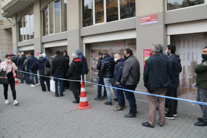 Kuyruun uzamasna tepki gsteren Grkan Ulusoy, "Rezillik ortada 1,5 saattir sradayz, kuyruk ilerlemiyor. erideki memurun ne yapt belli deil. Her ey ok gzel olacakt szde. Yal adam 1,5 saattir sra bekliyor" diyerek tepki gsterdi.