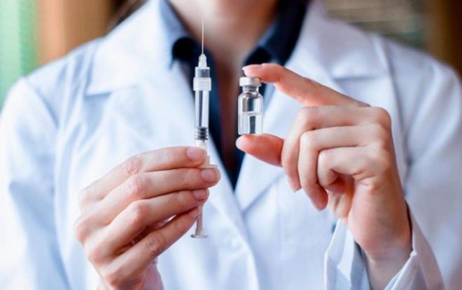 in'den gelen 3 milyon doz koronavirs asnn incelemesi, bu hafta ortasnda tamamlanacak. Perembe veya cuma gnnden itibaren ilk alarn vurulmaya balayaca belirtildi. 10 gn iinde gelecek olan Alman BioNTech firmas tarafndan gelitirilen alar ise iki haftalk teste tabi tutulacak. Korona as olacaklara ?hastaya konulan tehis, uygulanacak tedavi ve oluabilecek riskler asndan bilgilendirme ve tbb ilem iin hastann rzasna alma? amac tayan ONAM formu imzalatlacak. Rutin olarak yaplan 13 ada bu belge alnmyordu.