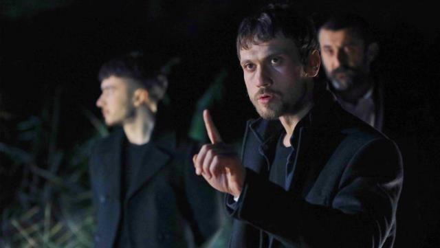 aatay ve Kulkan babalar Cengiz Erdenet'in devrinin bittiini dndkleri iin beklenmedik bir karar ald. Yama' arayan Kulkan, Cengiz Erdenet'in otele dndn ve bu sefer hibir tuzak olmadan kendisini alabileceklerini syledi.