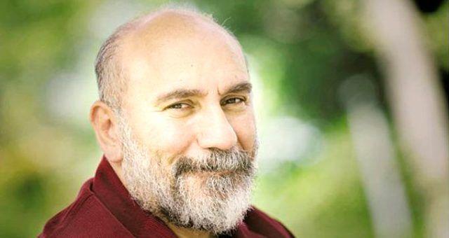 Mustafa Avkran, 1987 ylnda 'Kk Prens' oyununda balad ynetmenlik hayatna stanbul, Van, Ankara, Antalya, Bursa ve Trabzon Devlet Tiyatrolar, stanbul Bykehir Belediyesi ehir Tiyatrolar, Bakrky Belediyesi ehir Tiyatrosunda srdrd.