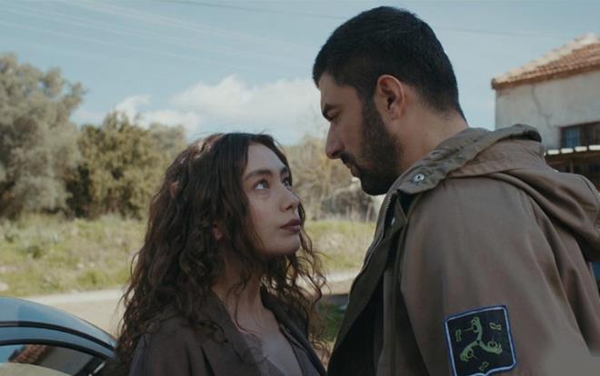 Hikayesi ve oyuncu kadrosu ile 2 sezondur Star TV'de byk ilgiyle izlenen dizi Sefirin Kz'ndan gelen son haberler kt. Pazartesi akamlar ekrana gelen dizide ard arda ayrlklar yaanacak. Seyirci asl ok edecek veda ise barol oyuncusunun gidii ile yaanacak.