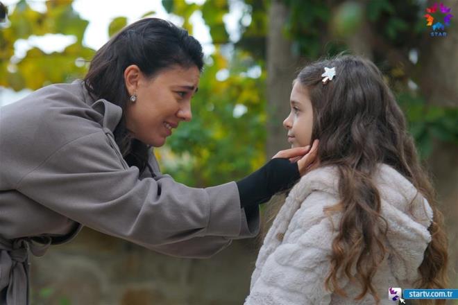 Gariban bir yarcnn olu olan Sancar ile daha ocuk yatayken Bodrum'a tatile gelen bir bykelinin kz olan Nare'nin imkanszlklarla dolu ak hikayesinin anlatld Sefirin Kz dizisinin barollerinde Sancar karakteriyle Engin Akyrek, Nare karakterine Neslihan Atagl var.