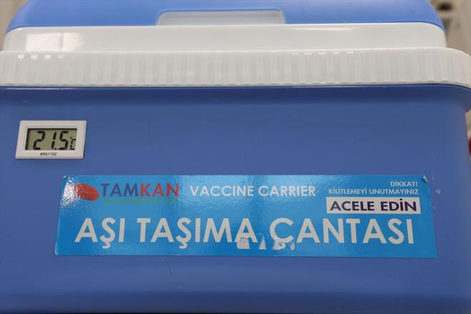 "Her eyden nce hastalarn randevu sistemiyle olsa bile ylmadan, herhangi bir birikime yol amadan alama srecinin tamamlanmas istendi. Biz de planlamamz ona gre yaptk. Hastanenin dier salk hizmetleri srdrlrken a iin ayrlan alanlarn bu alanlara ok temas etmemesine dikkat ettik. Mmkn mertebe girilerini de ayr tutmaya altk. Hastalar adan sonra, yarm saat kadar olas bir istenmeyen etki nedeniyle geliebilecek reaksiyonlarda gzmzn nnde olsun diye bekleme alanlar oluturduk.