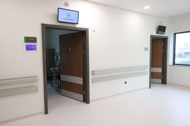 Hastanelerinde gnde ka kiinin alanmasnn planlandna ynelik Kap, u deerlendirmelerde bulundu:  "Srelerin takibinde bir hastaya ortalama 10 dakika gibi dnyoruz. Her ne kadar izlem sresi ayr yerde olsa da her bir poliklinikte 1 saat ierisinde ylma olmayacak ekilde 6 hastann alanmas planlanyor."