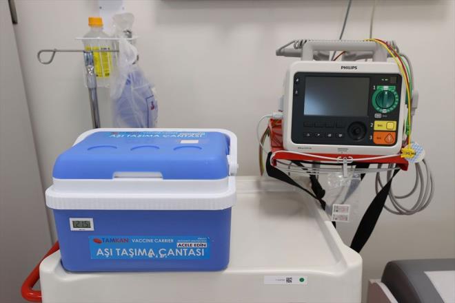 A uygulama polikliniklerini hastane ierisinde ayrabildiimiz kadar ayrdk. Bu hastalar sonu itibaryla youn tbbi hizmetin sunulduu dier polikliniklerle ayn yerde deil. Mesela bu kat iin syleyecek olursak; sadece a yaplan hastalarmz iin bir yer ayrdk. F Blok'ta daha geni bir havzamz var. Orada 48 poliklinikle hizmet verebilecek bir alan ayrdk, daha da genileyebilecek ekilde."